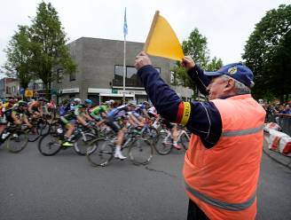 De seingever sterft uit, zelfs nu koersen hen 30 euro betalen: “Vorige week was er ruzie met iemand die niet wou wachten. Resultaat: een gebroken pols”
