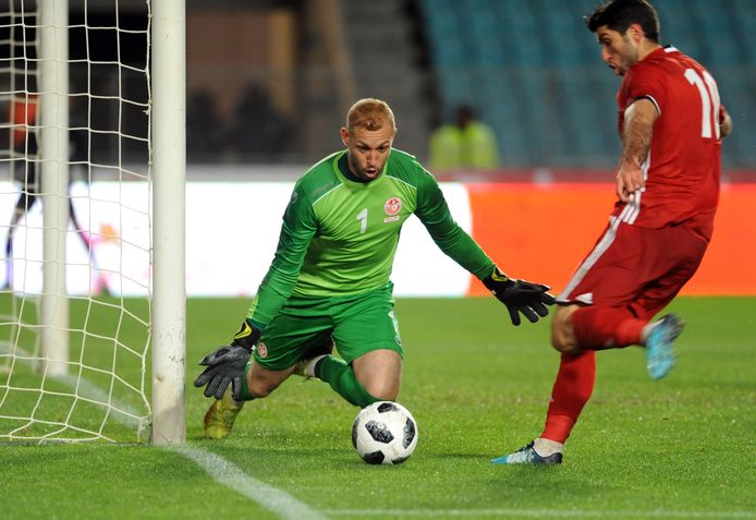 De Tunesische doelman Ben Mustapha toont zich attent bij een Iranese doelpoging.