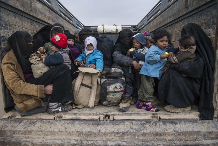 Vrouwen en kinderen die uit het IS-bolwerk van Baghouz zijn gevlucht.