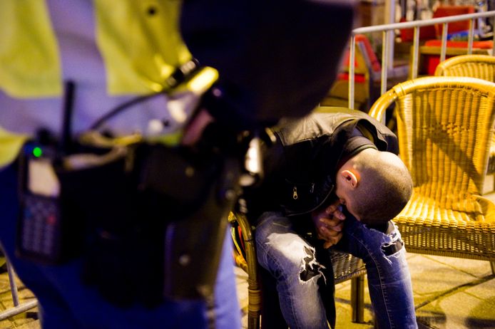 Een dronken man veroorzaakte overlast en bespuugde de politie in het centrum van Lelystad. Beeld ter illustratie.