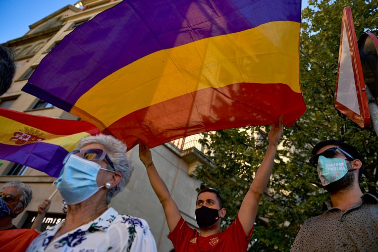 A resident waves Spanish Republican flag against Spain's former monarch, Juan Carlos, in Pamplona, northern Spain, Wednesday, Aug. 5, 2020. Speculation over the whereabouts of former monarch Juan Carlos is gripping Spain, after he announced he was leaving the country for an unspecified destination amid a growing financial scandal. (AP Photo/Alvaro Barrientos) Beeld AP
