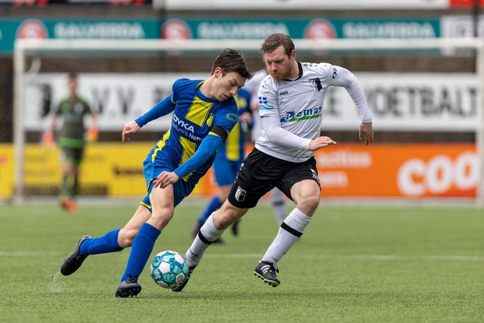 Jorben Nieuwenhuis (r) van Berkum moet achter een tegenstander van Olde Veste aan.