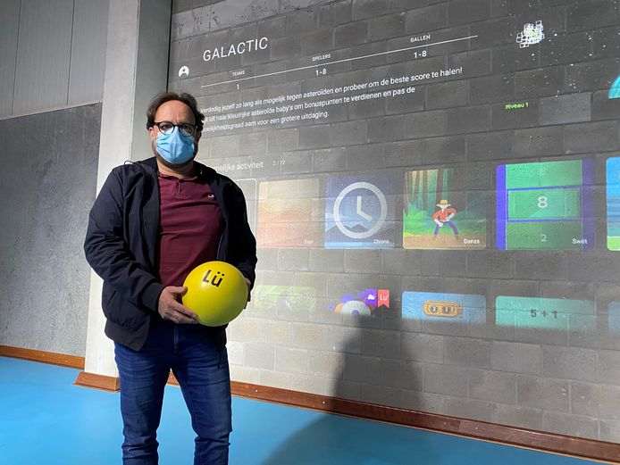 Sportschepen Pascal Sticker toont de interactieve sportwand.