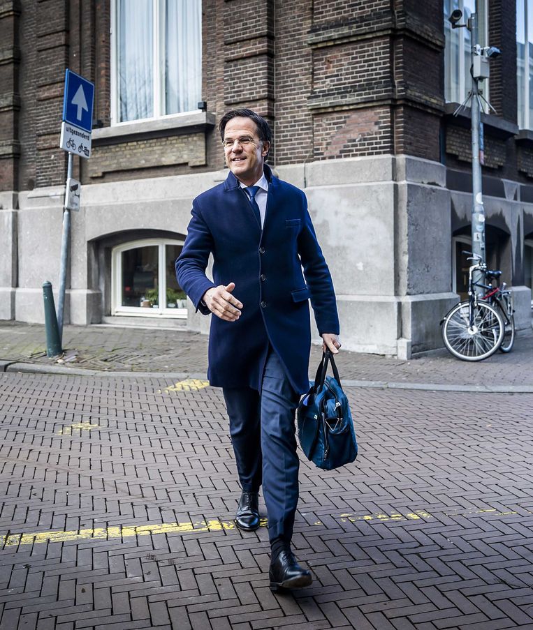 Formateur Mark Rutte (VVD) arriveert bij het Logement voor het laatste gesprek met de fractieleiders van de coalitie.  Beeld ANP