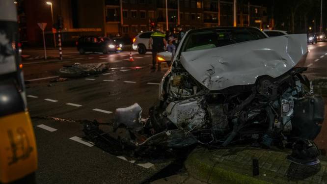 Veel schade op kruising in Eindhoven door botsende auto's