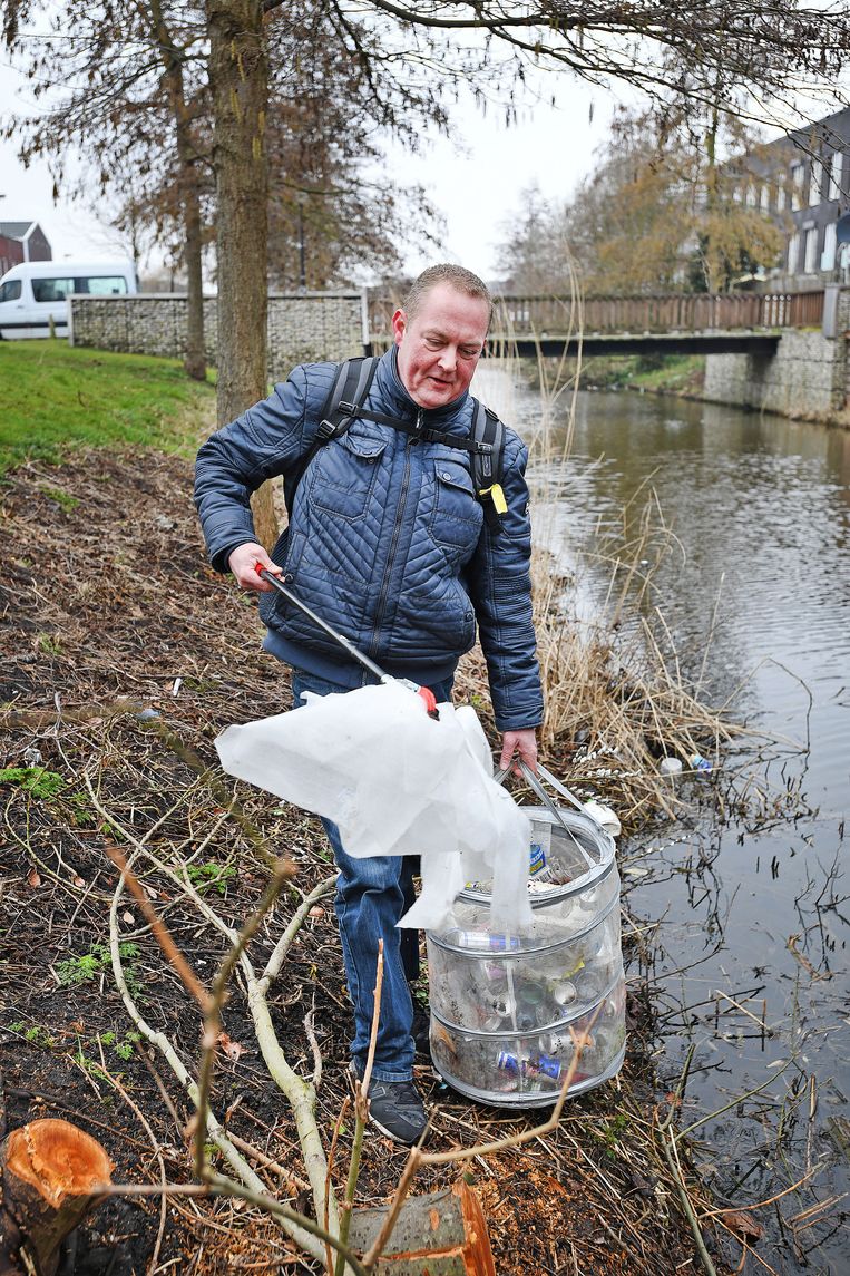 'Zwerfinator' Dirk Groot aan het werk in Osdorp. Foto Guus Dubbelman / de Volkskrant Beeld 