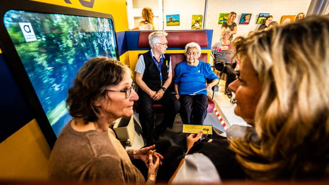 Mensen met dementie ervaren treinreis vanuit hun verpleeghuis: ‘Het voelt als een echte trein’