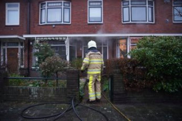 Er is een felle woningbrand op de Hoge Hondstraat in Deventer ontstaan door kortsluiting.