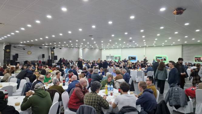 Raadslid Yüksel Kalaz zamelt met eetfestijn 5.000 euro in voor Turkije en Syrië  