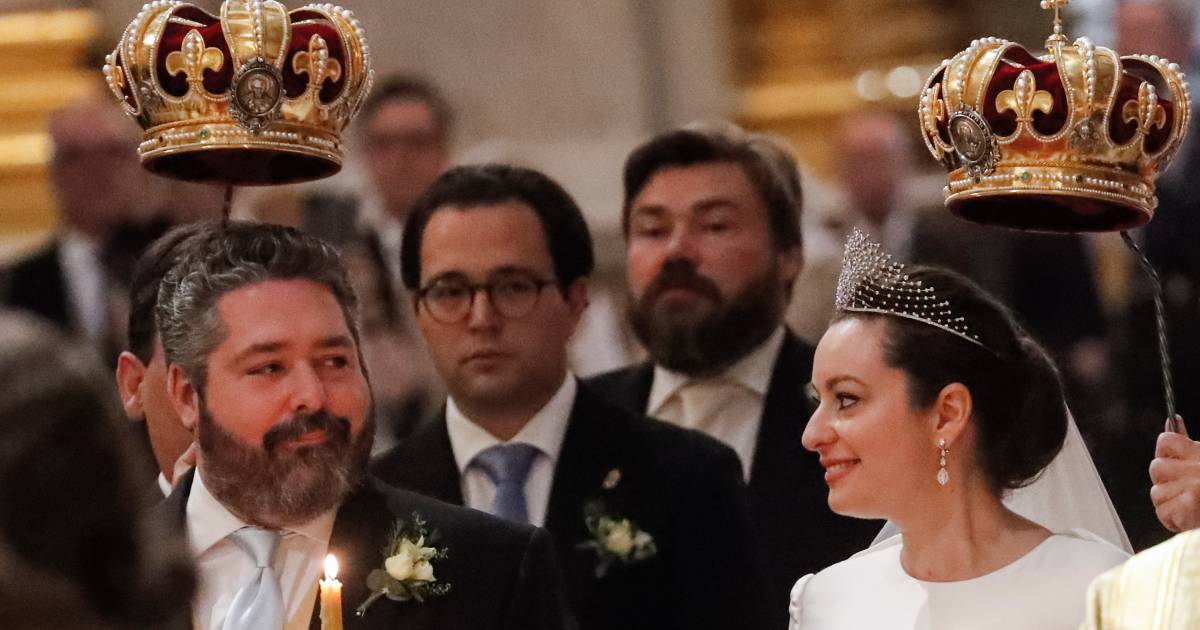 Van toepassing Politiebureau ader IN BEELD. 2.500 gasten en een tiara bezet met 450 diamanten: eerste  Russische vorstelijke bruiloft in meer dan 100 jaar is een feit | Showbizz  | hln.be