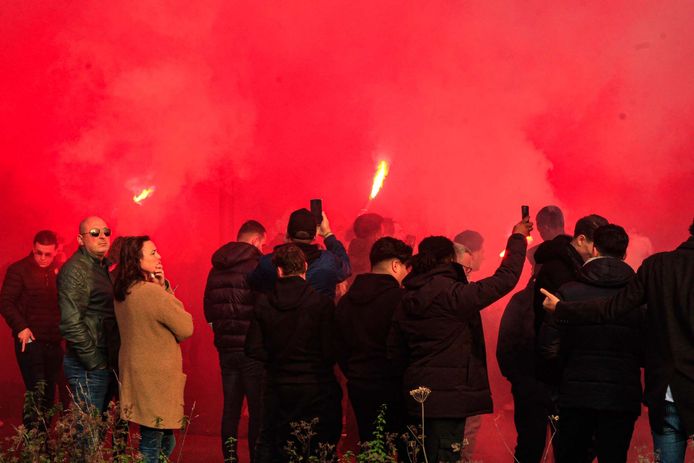 Een eerbetoon op de Heeklaan in Helmond: de plek waar zaterdagnacht drie jongens om het leven kwamen.