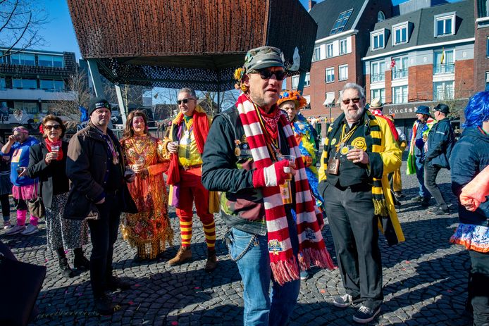 Verleiden hetzelfde Accor Feesttent op Dorpsplein tijdens carnaval in Best | Best | AD.nl