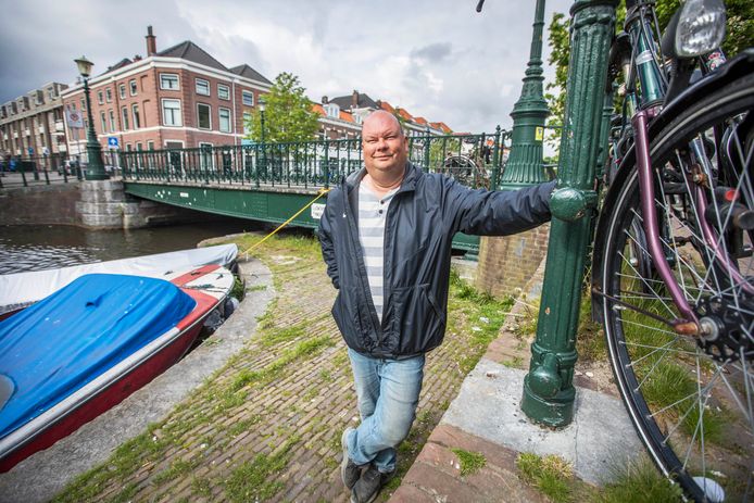 Chris Schram bij de Hemsterhuisbrug (Veenkade/Noordwal, archieffoto.