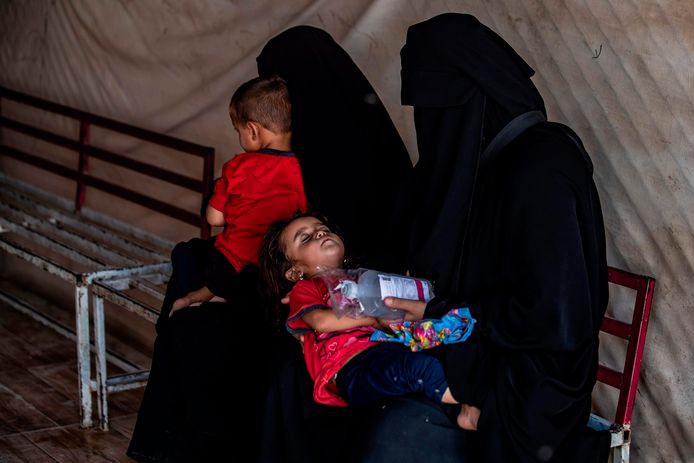 Vrouwen met hun kinderen in het Al-Hol-vluchtelingenkamp in Syrië.