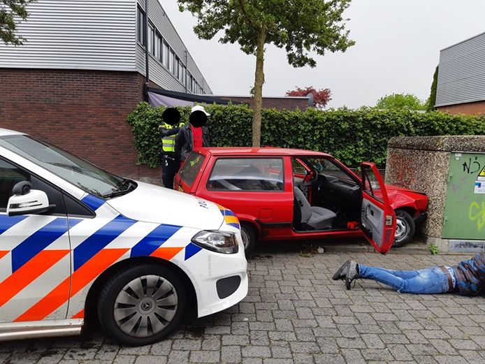 De politie in Apeldoorn deelde vanochtend een foto van hoe de achtervolging eindigde. Hoe laat deze precies plaatsvond, is niet duidelijk. Maar gezien de lucht, was dit overdag.