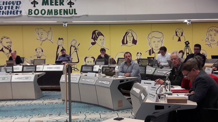 Vergaderen in de raadszaal is er in Arnhem nog even niet bij, ten tijde van de coronacrisis. Nu stelt burgemeester Marcouch de gemeenteraad voor om digitaal te gaan vergaderen.