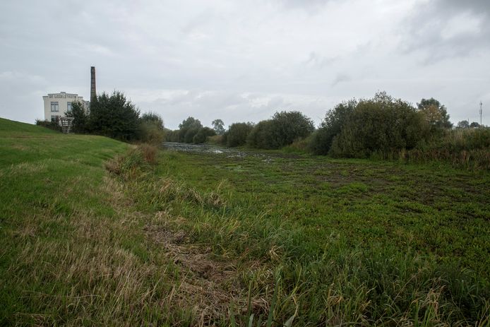 De zijtak van de IJssel, naast De IJsselstroom in Zutphen, staat droog. Daardoor verzakt de voormalige stoomwasserij.