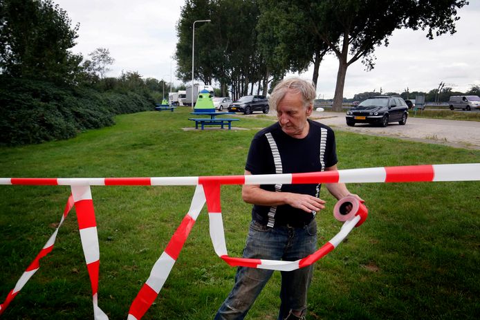 Gorcumer Henk van der Zouwen spande ruim twee jaar geleden uit protest linten, omdat hij toen ook vreesde dat het bosje bij de homo-ontmoetingsplek zou verdwijnen.