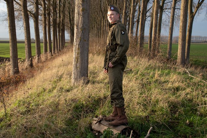 Quentin van Laere (16) gekleed in legerkleding. Re-enacment is één van zijn hobby’s. ,,Met onze groep Snafu spelen we  situaties uit de Tweede Wereldoorlog na.”