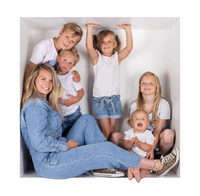 Susanne Blomsteel met haar zes kinderen Jente, Mats, Floortje, Seppie en Pippi. Dochter Pippi (2) heeft het downsyndroom.