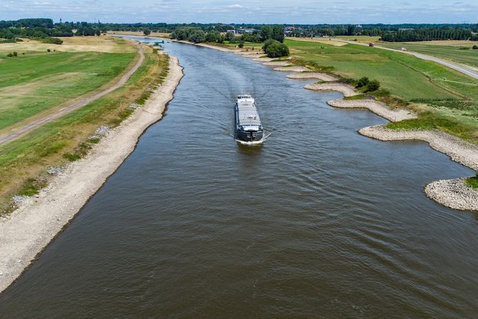 Er moet van alles gebeuren om de IJssel bevaarbaar te houden voor de beroepsvaart en de natuur en landbouw langs de rivier te redden.