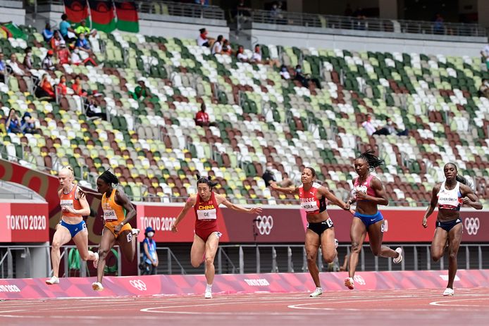 Marije van Hunenstijn, helemaal links, werd zesde in haar serie op de 100 meter sprint.