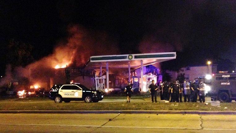 Een tankstation staat in de brand in Milwaukee. Beeld ap