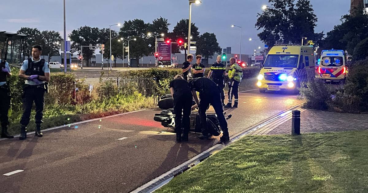 Drie gewonden na botsing tussen twee scooters in Oldenzaal.