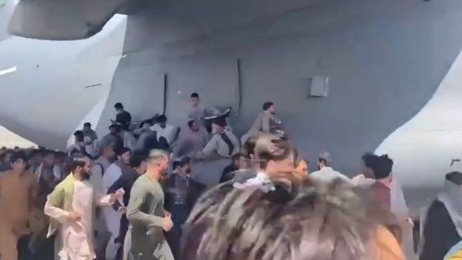 Aangrijpende beelden: mensen klampen zich vast aan vliegtuig Kaboel en storten naar beneden