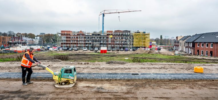 In de wijk Poortrijk in de gemeente Utrecht worden eengezinswoningen en appartementen gebouwd. Beeld Raymond Rutting
