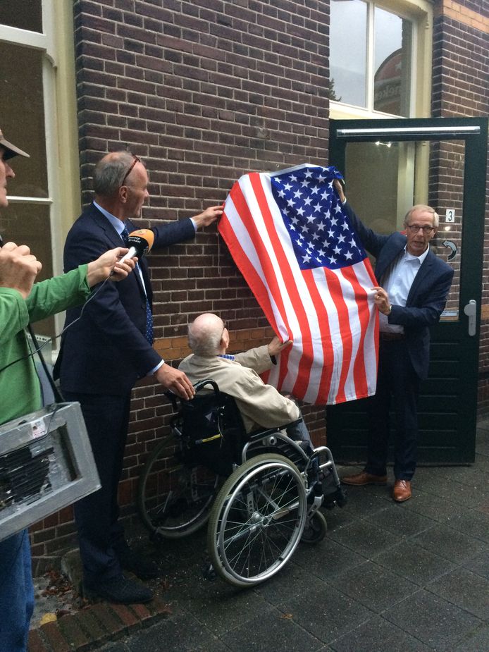Onthulling van plaquette voor Frank DiPalma door van links naar rechts Jaap de Bruin (voorzitter raad van bestuur Prisma), de oudste bewoner van Landpark Assisië Henk Dekkers en Johan van den Brand (wethouder Haaren).