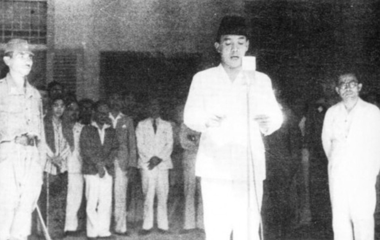 17 augustus 1945, Soekarno roept de onafhankelijkheid uit. Beeld 