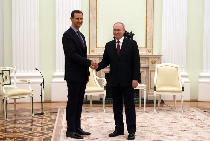 Russische President Vladimir Poetin schudt de hand met Syrische president Bashar al-Assad.