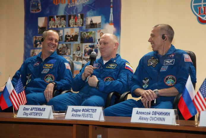 De bemanning die de WK-bal meeneemt voor een reisje door de ruimte.