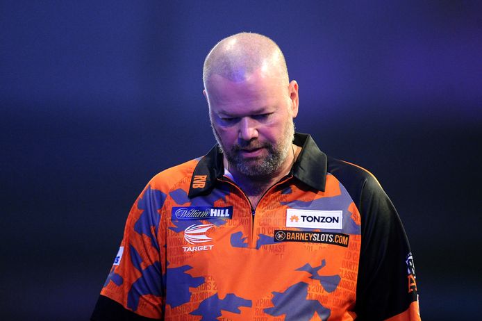 afbetalen pomp meesterwerk Pijnlijk afscheid voor 'sprakeloze' Van Barneveld na ontluisterend verlies  | Darts | AD.nl