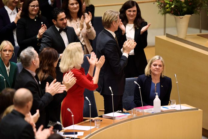 Parlementsleden applaudisseren voor Magdalena Andersson (rechtsvoor zittend) nadat ze op 24 november verkozen werd tot eerst vrouwelijke Zweedse premier.