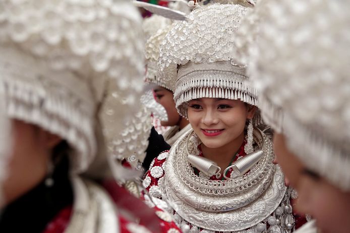 Trotse Miao-vrouwen dragen traditionele kostuums waarmee ze deelnemen aan een parade tijdens de Lusheng-viering in China. Foto Stringer
