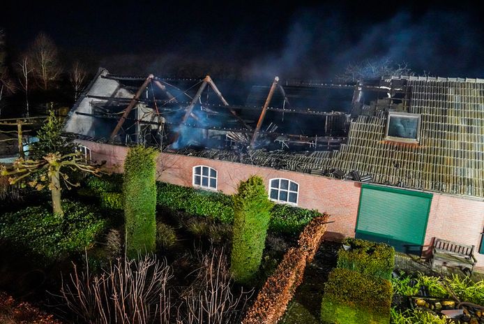 Schuur van langgevelboerderij verloren gegaan bij brand.