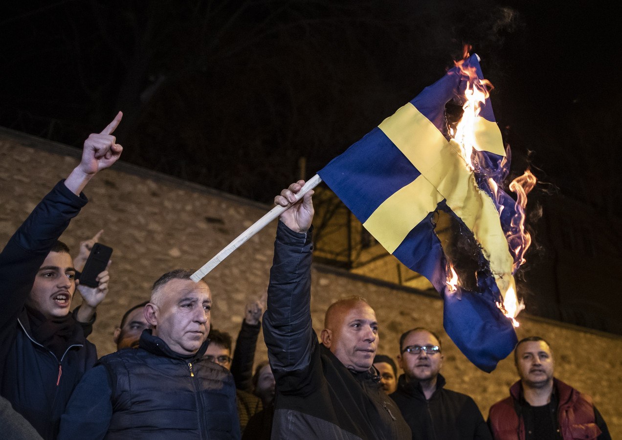 Turkse manifestanten verbranden de Zweedse vlag als protest tegen de verbranding in Stockholm.
