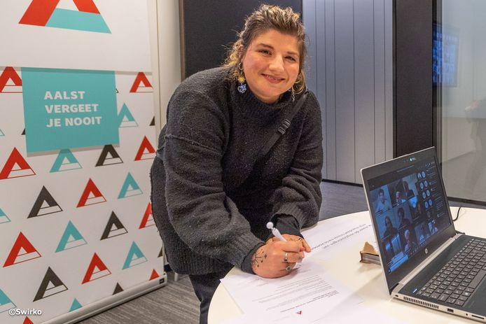 Groen-gemeenteraadslid Sarah De Bruecker legt de eed af bij gemeenteraadsvoorzitter David Coppens (N-VA).