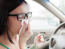 Hooikoorts? Zo voorkom je niesaanvallen in de auto