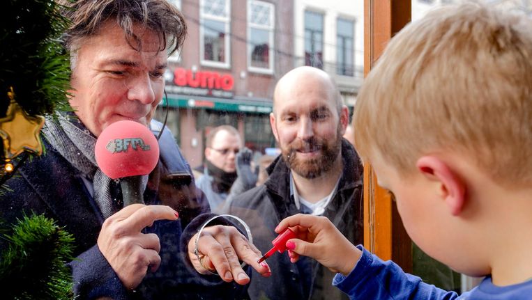 Burgemeester Paul Depla van Breda laat zijn nagels lakken door de 6 jarige Tijn Beeld ANP