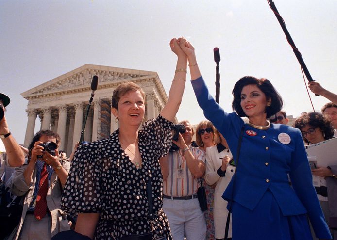 April 1989. Norma McCorvey woont in Washington een zitting bij van het Supreme Court over een abortuszaak in Missouri.  Rechts van haar: Gloria Allred.