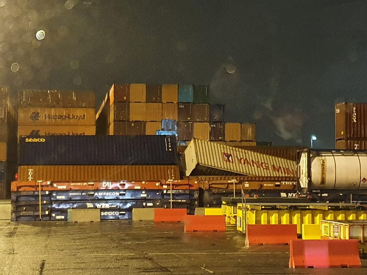 Op kaai 913 zijn containers weggewaaid tijdens storm Aurore