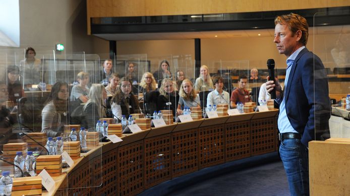 Weerman Gerrit Hiemstra spreekt het Zeeuws Jongerenparlement toe in de Statenzaal in Middelburg