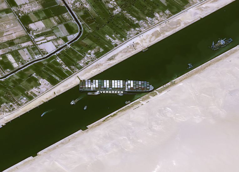 Satellietbeeld van het blokkeerschip in het Suezkanaal. Beeld CNES/AIRBUS DS via REUTERS