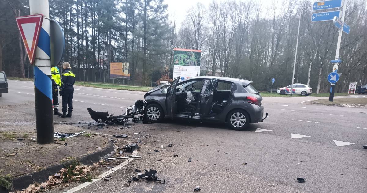 Ongeluk in Vierhouten: auto total loss, bestuurders en tiener met schrik vrij.
