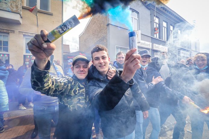 supporters wachten op de spelersbus van Club Brugge op de Platse van St Andries