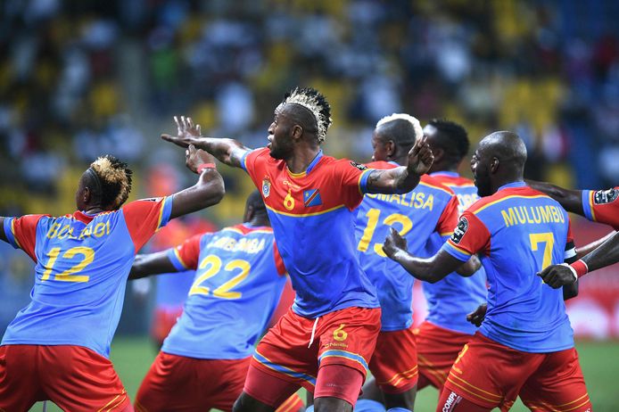 Junior Kabananga viert zijn goal tegen Togo met zijn ploeggenoten.