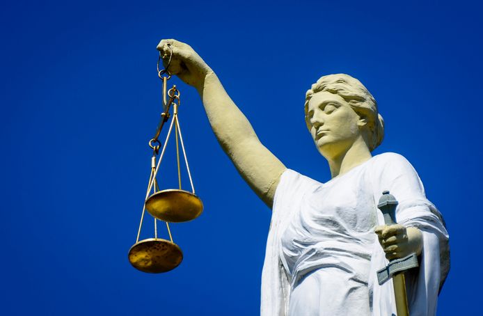 Een beeld van Vrouwe Justitia, het symbool van rechtvaardigheid.